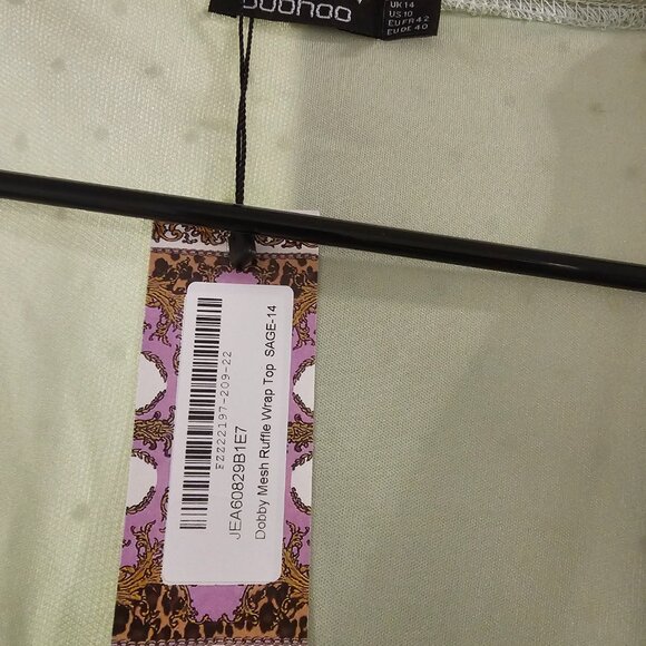 Boohoo sage green blouse - Picture 2 of 3